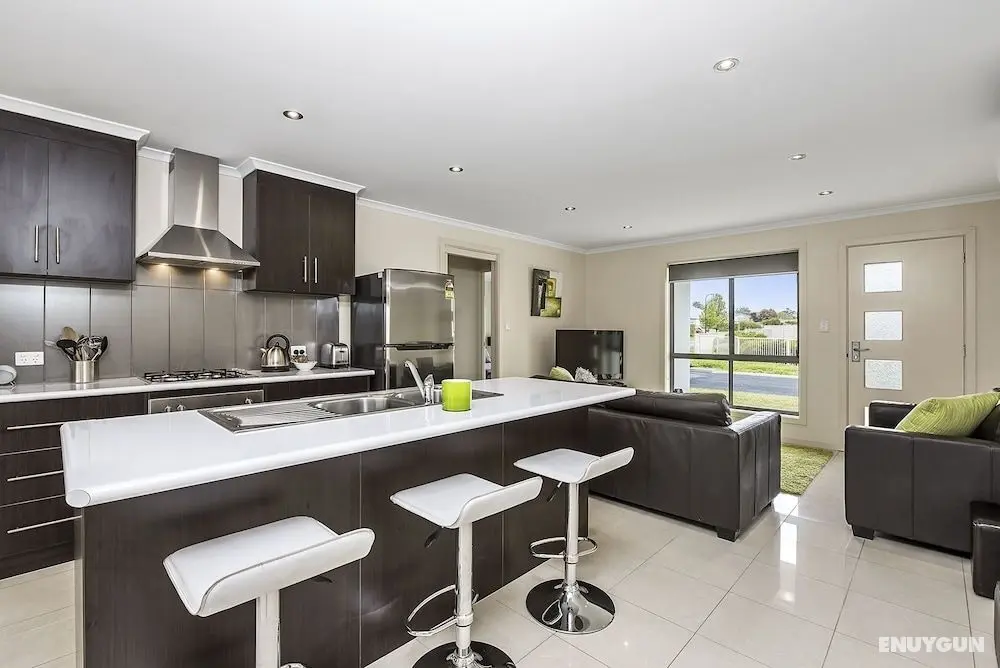 Megan Court Apartments - Öne Çıkan Resim
