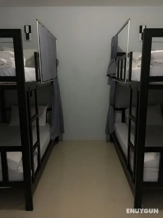 The Metallic Hostel - Oda