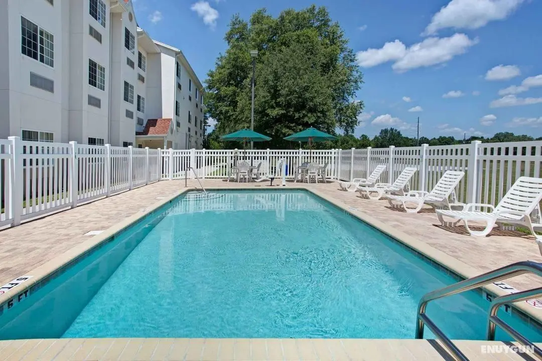 MICROTEL INN & SUITES BY WYNDHAM BROOKSVILLE - Havuz