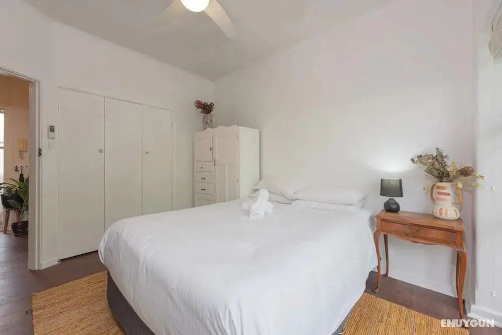 Mid-century 1 Bedroom Apartment on Albert Park With Parking - Oda