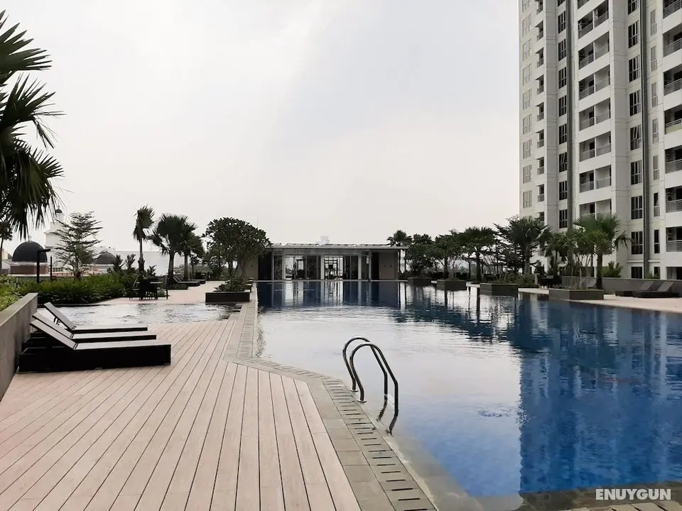 Minimalist 1BR Apartment at M-Town Signature - Havuz