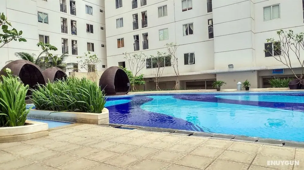 Minimalist 1BR with Pool View at Bassura City Apartment - Havuz