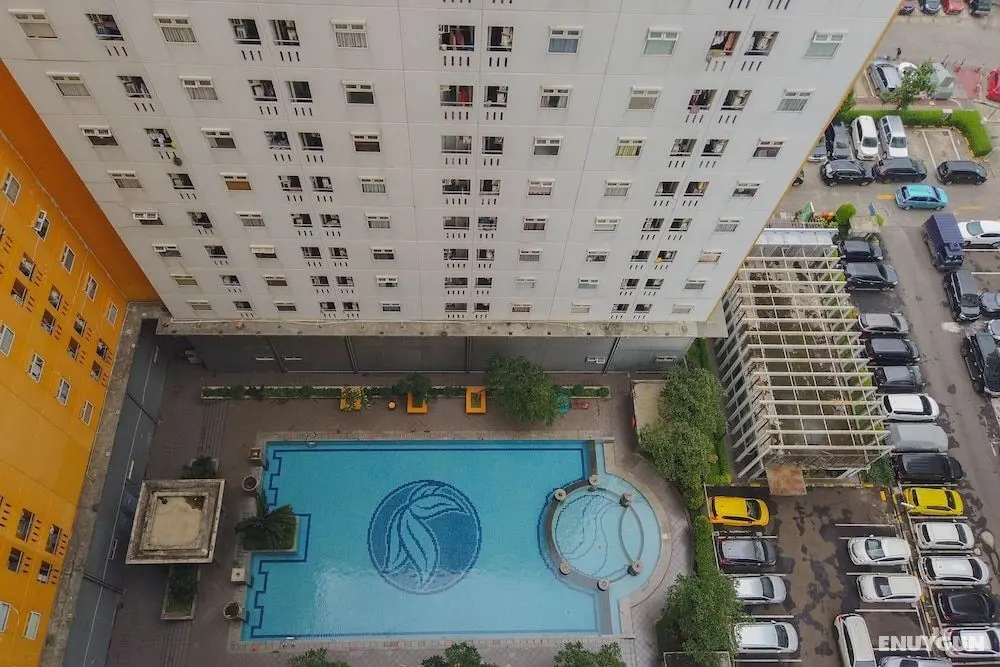 Minimalist And Combine 2Br At Green Pramuka City Apartment - Havuz