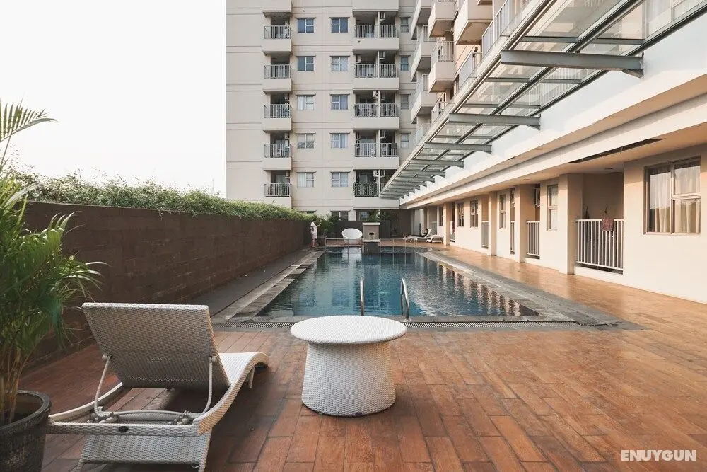 Minimalist And Comfort Studio At Belmont Residence Puri Apartment - Havuz