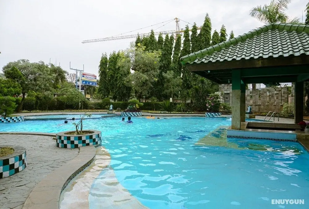 Minimalist And Homey 1Br At Puri Garden Apartment - Havuz