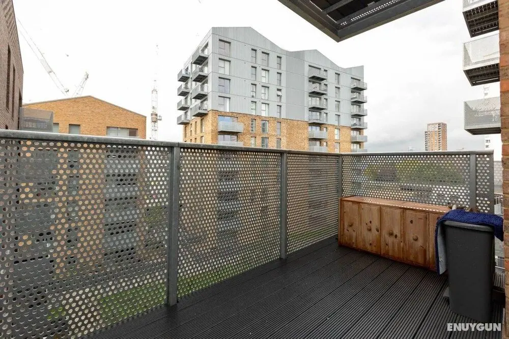 Modern 1 Bedroom Apartment With Balcony in Surrey Quays - Dış Mekan