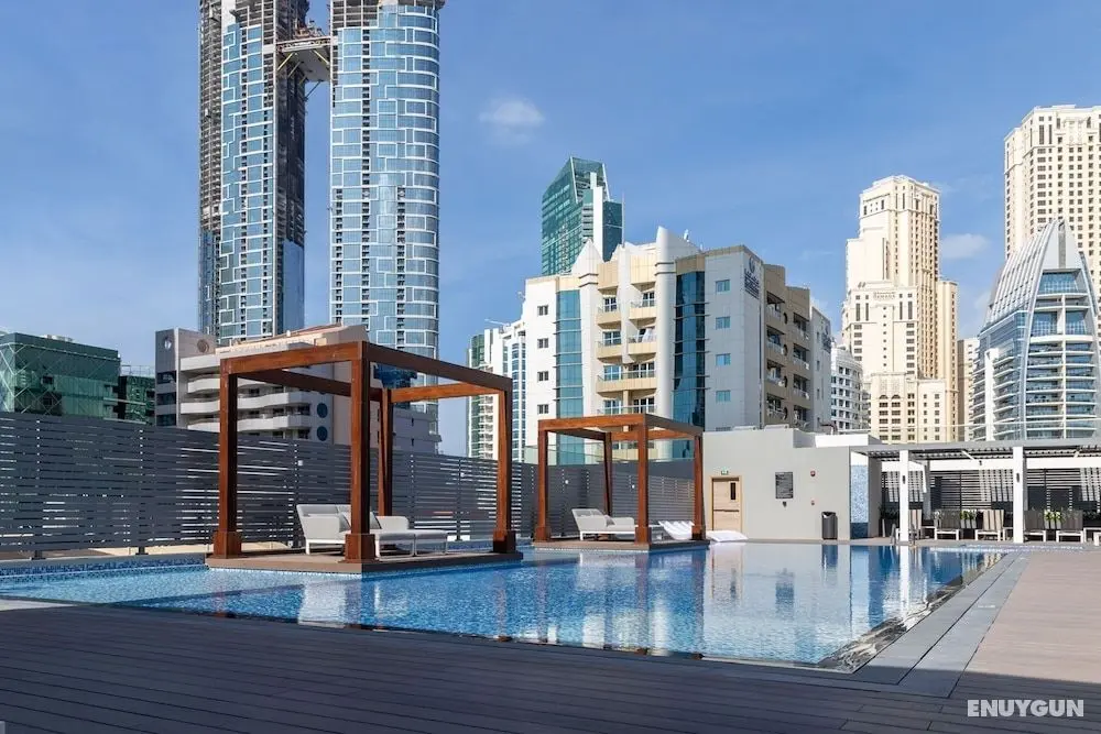 Modern Arabian Themed 1BR Apartment in Dubai Marina - İç Mekan
