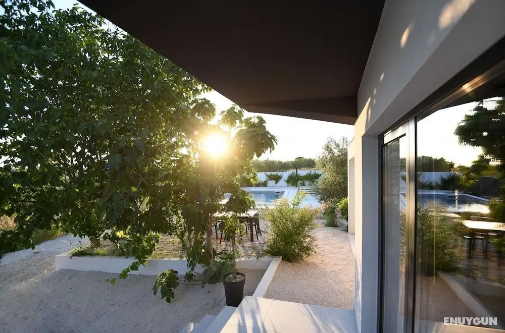 Modern Villa Blackwood in Crno Secluded Area Near Zadar Center Near the Beach Private Pool en Suite Bathrooms - Oda