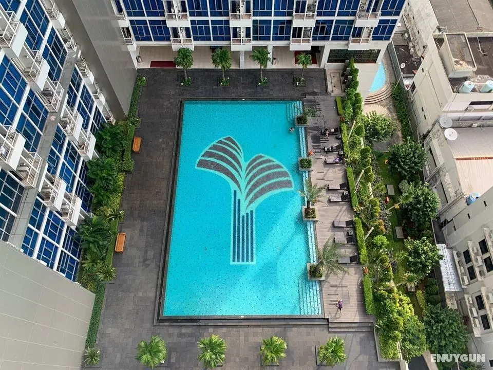 Modern And Comfort Studio Room Apartment At Capitol Park Residence - Havuz