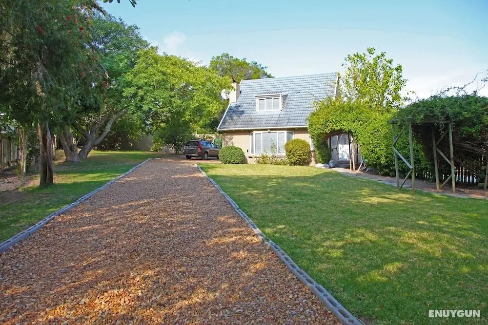 Modern Cottage In Upper Constantia - Öne Çıkan Resim