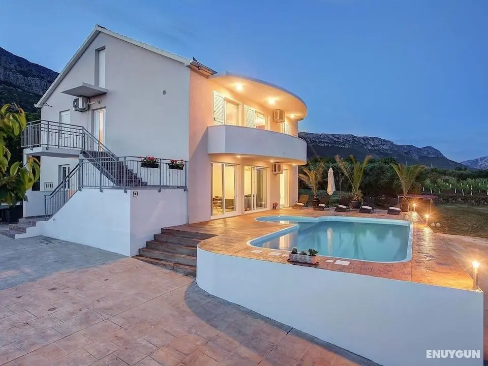 Modern Holiday Home in Kaštel Sucurac by the Sea - Öne Çıkan Resim