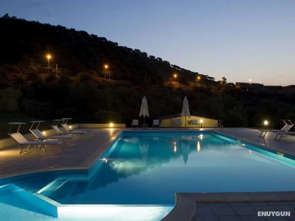 Modern Holiday Home in Patti With Pool - İç Mekan