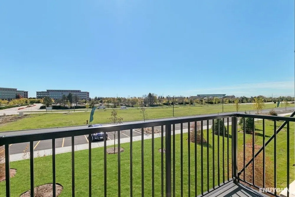 Modern Living 1BR in Warrenville - Oda Düzeni