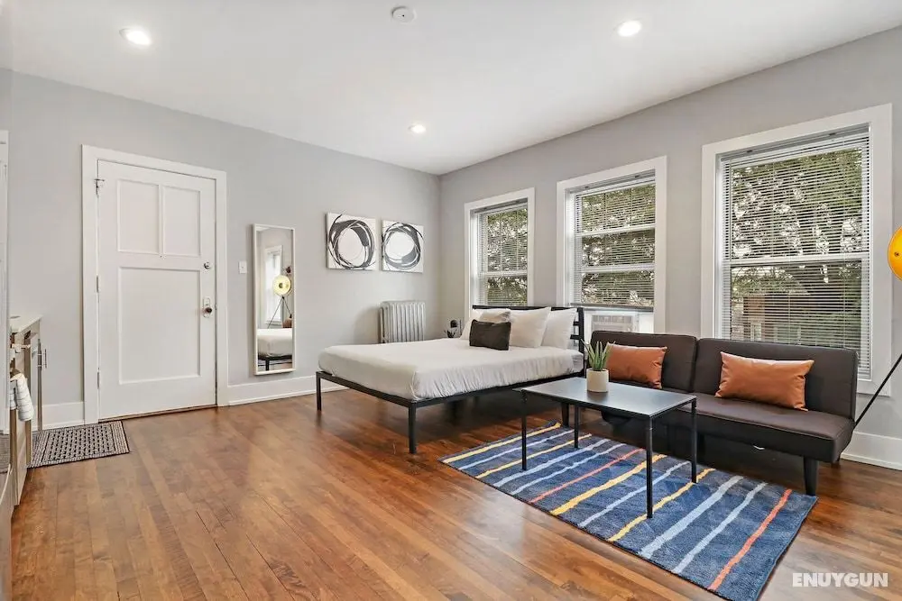 Modern Minimalist Studio in Portage Park - Öne Çıkan Resim