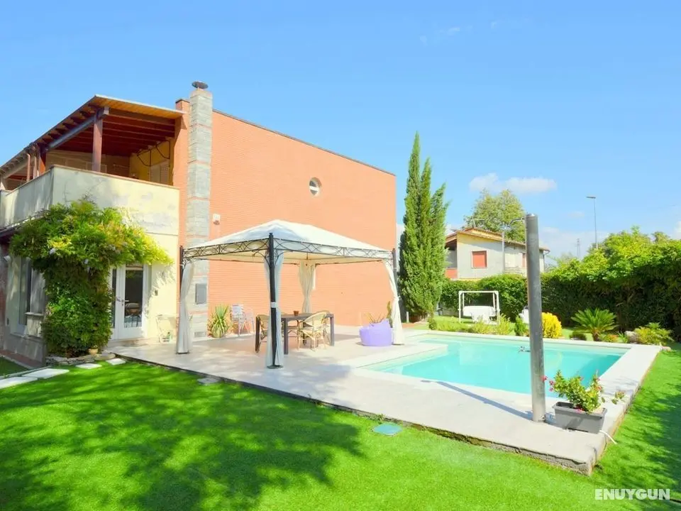 Modern Villa With Private Pool and Fenced Garden 2.5 km From Lucca - Öne Çıkan Resim