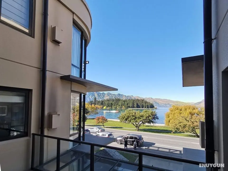 Modern Spacious Town Center Unit with Lake View - Oda Düzeni
