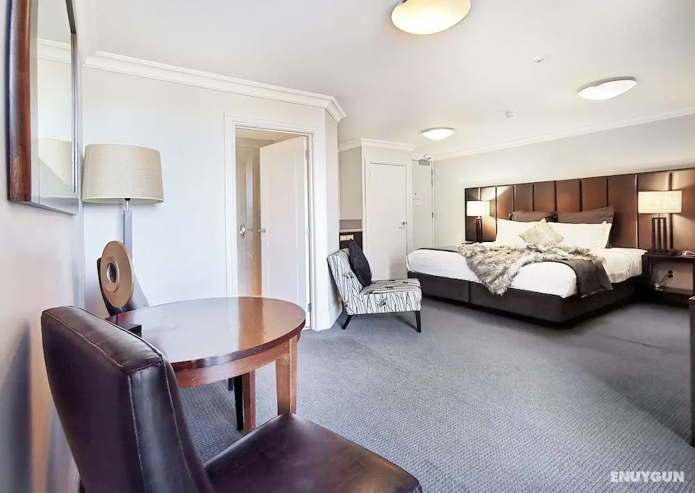 Modern Spacious Town Center Unit with Lake View - Öne Çıkan Resim