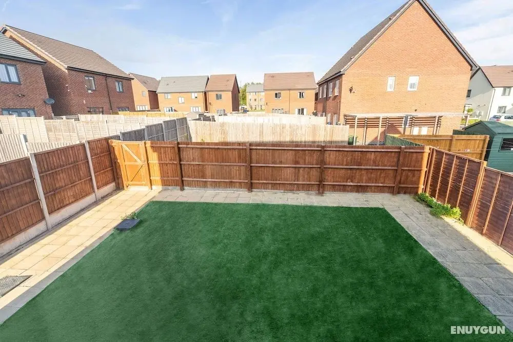Modern West Midlands Family Home With Garden - Dış Mekanlar