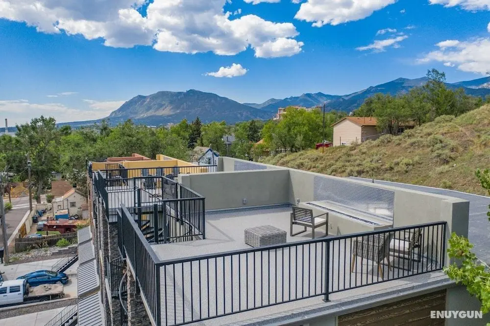 Mountain Views Modern Rooftop Patio w Fire Pit - Oda