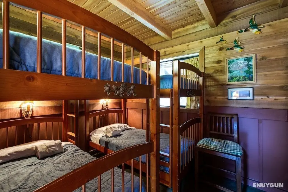 Mt. Baker Lodging Cabin 44 – Hot Tub, WIFI, Sleeps 6! by MBL - Oda