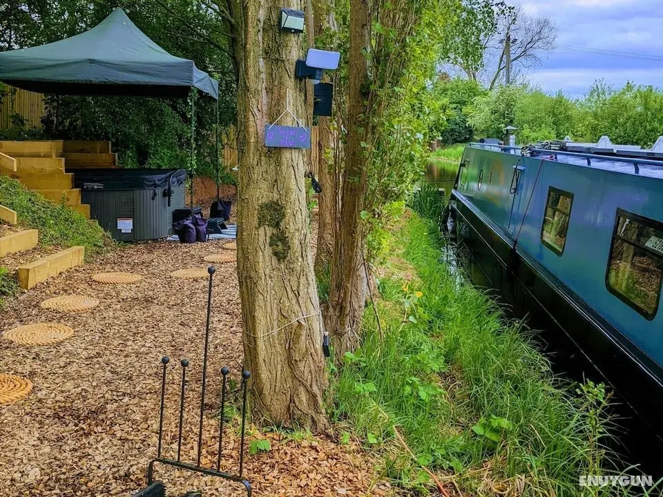 Narrowboat With Hot Tub, Sauna, Massages, Cruising - Öne Çıkan Resim