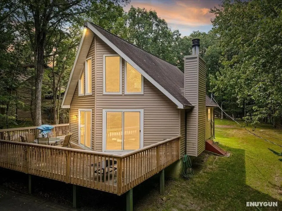 NEW Poconos Retreat near Snow Sports - Dış Mekan