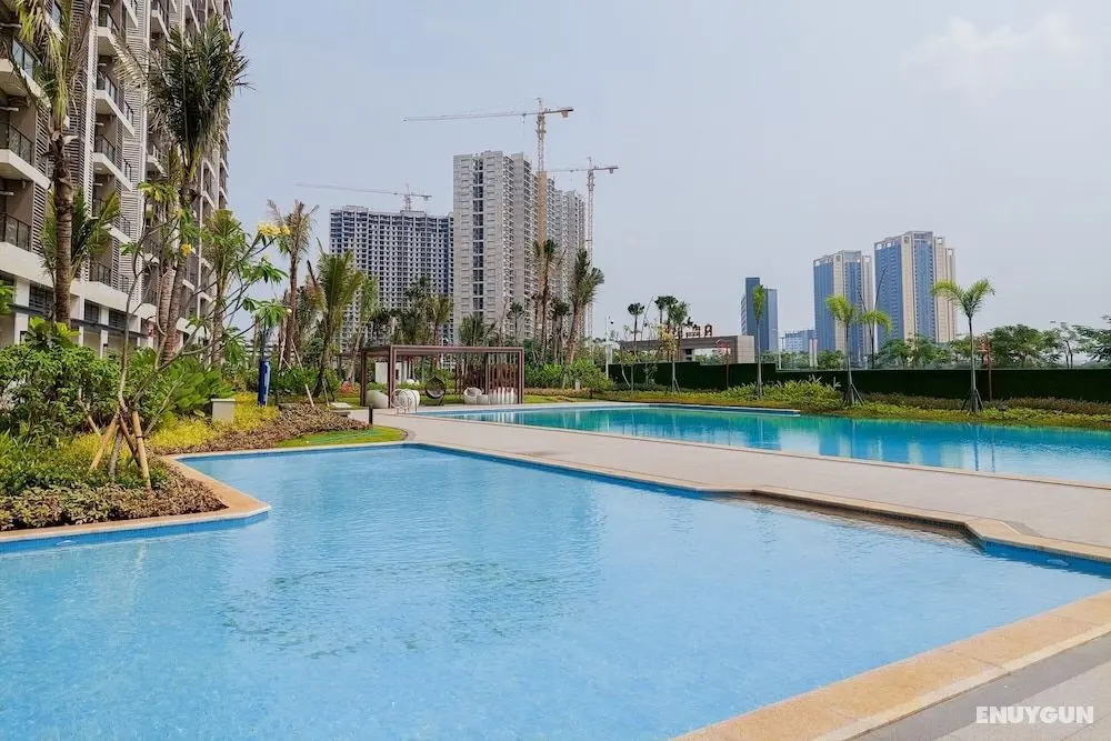 Nice And Comfort Studio At Sky House Bsd Apartment - Havuz