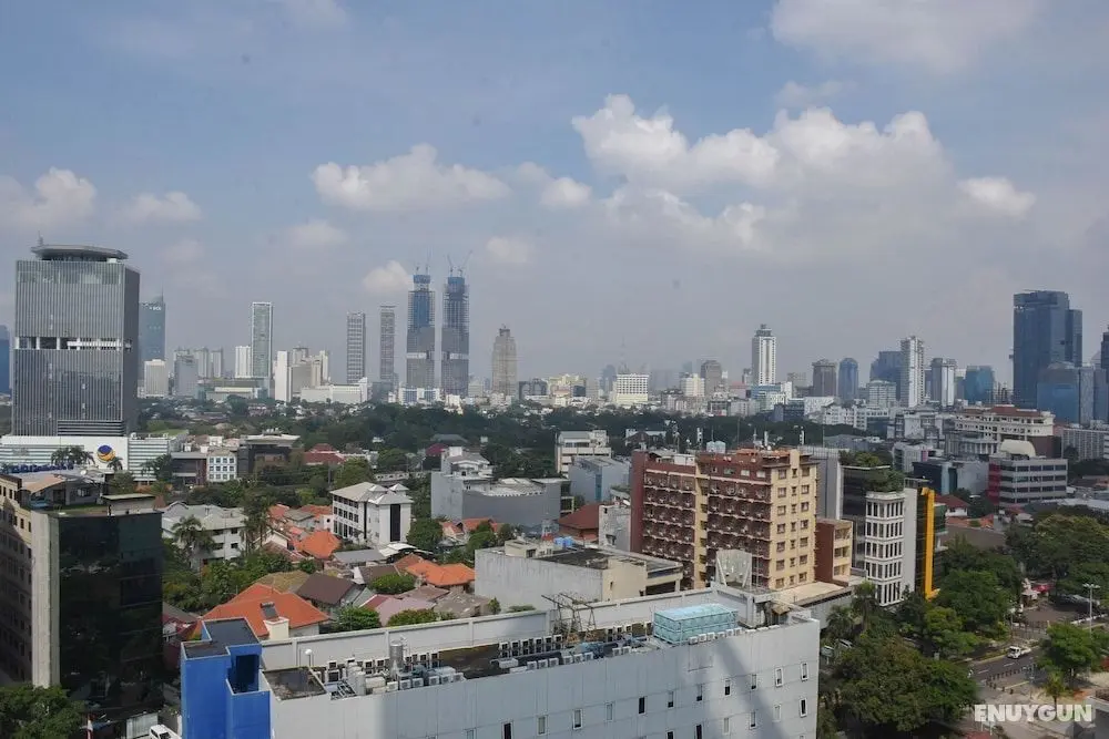 Nice and Spacious 3BR at Menteng Park Apartment - Dış Mekan