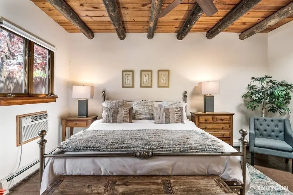 Old Santa Fe Trail - Walk Everywhere, Kiva Fireplace, Amazing Natural Light - Oda