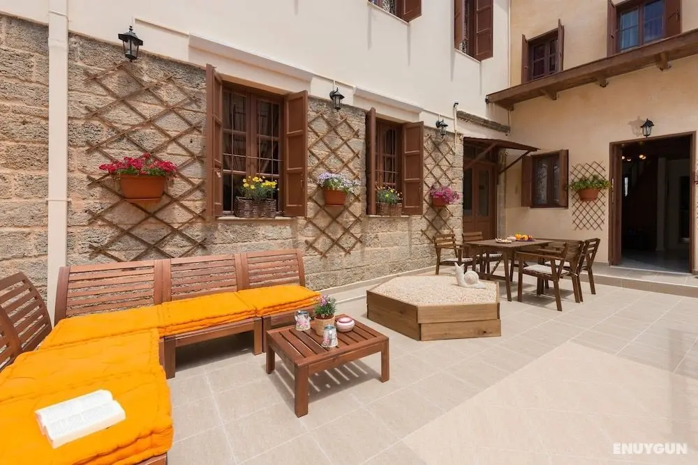 The Old Town Neighbourhood - Öne Çıkan Resim