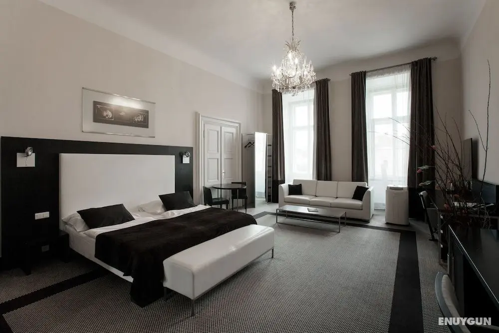 Old Town Square Residence by Emblem - Öne Çıkan Resim