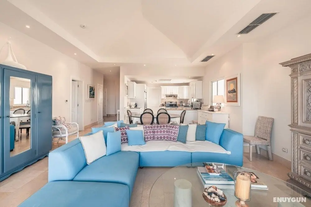 Open and Bright Beachfront Apt at Aquamarina - Oda