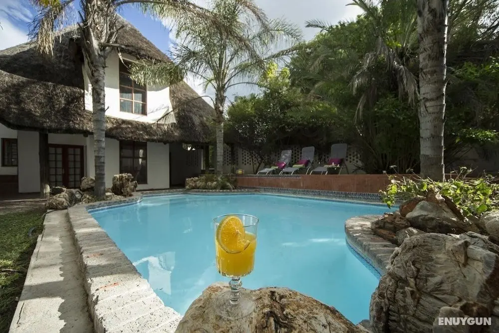 Out of Africa Guest House - Havuz