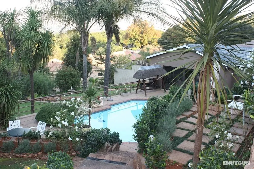 Over The Moon Guesthouse - Dış Mekan