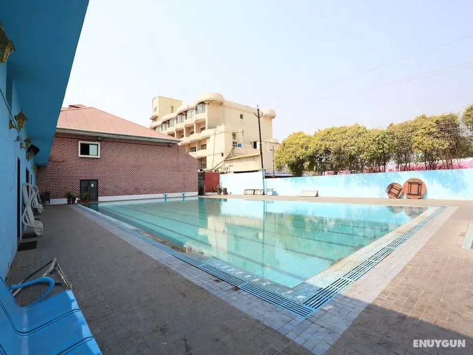 OYO 11939 Hotel Queens Club of India - Havuz