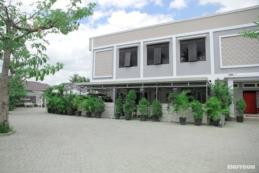 OYO 1265 Zamrud Hotel - Dış Mekan