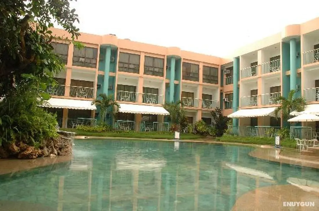 OYO 210 Apple Tree Suites - Havuz