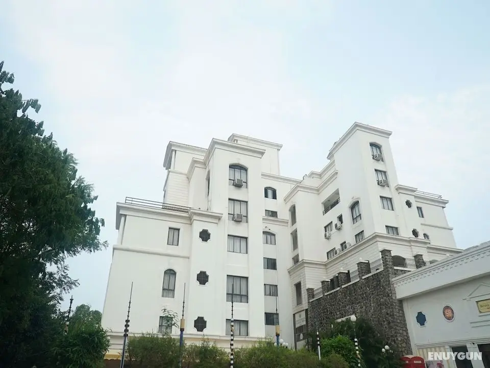 OYO 22997 Beverly Hills Hotel - Dış Mekan