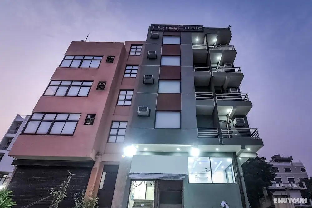 OYO 24236 Q Hotel - Dış Mekan