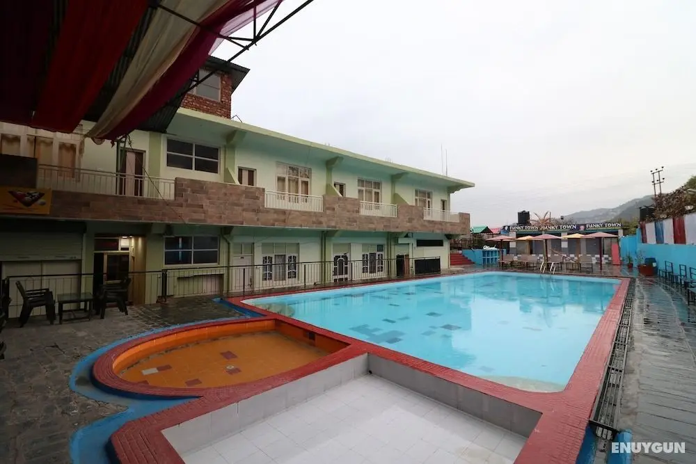 OYO 26672 Funky Town - Öne Çıkan Resim