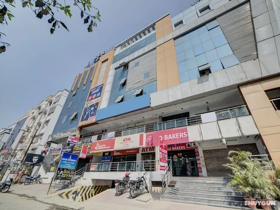 OYO 28033 Pradha Grand - Dış Mekan