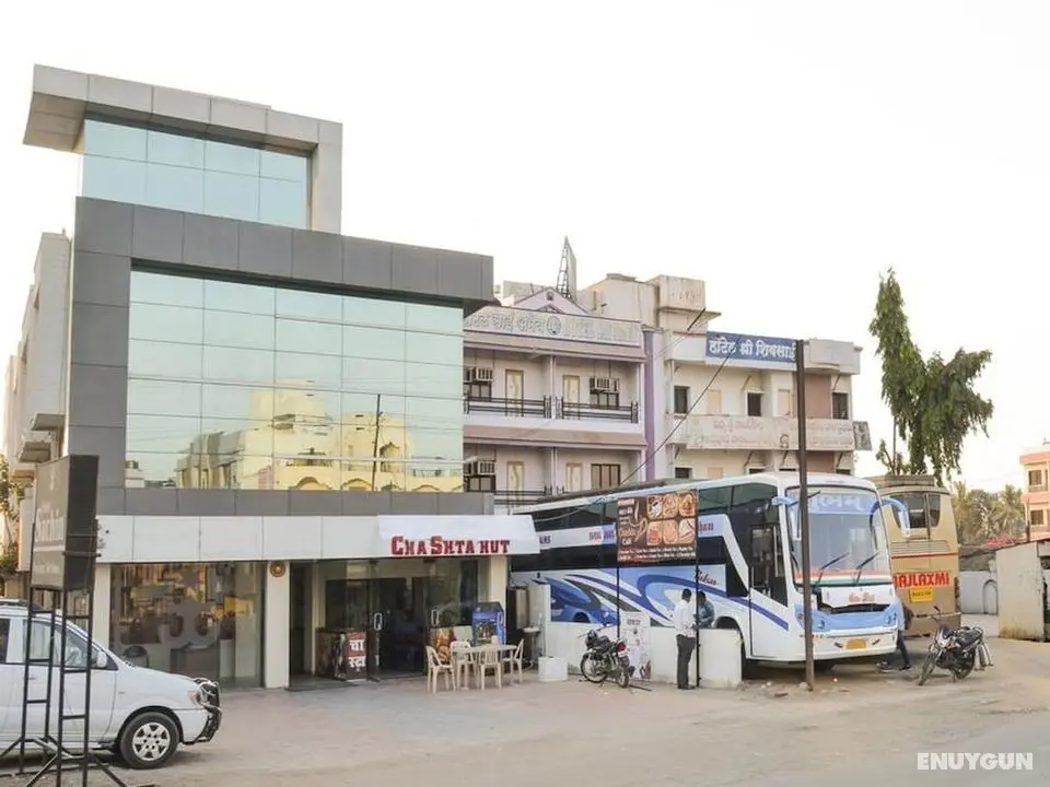 OYO 4185 Hotel Sachin Excellency - Dış Mekan