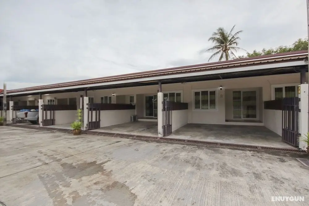 OYO 75331 Hareeya Hotel - Otopark