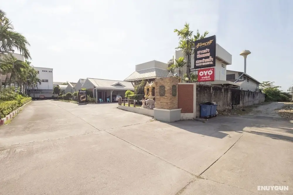 OYO 75382 Chonburi Hotel - Dış Mekan