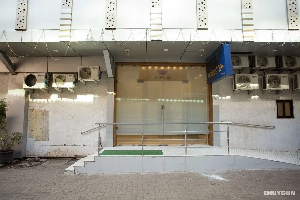 OYO 8872 Hotel Address Inn - Dış Mekan