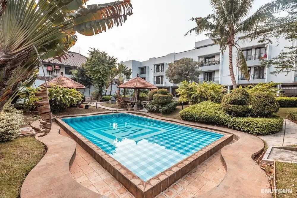 OYO Life 1437 W Residence - Havuz