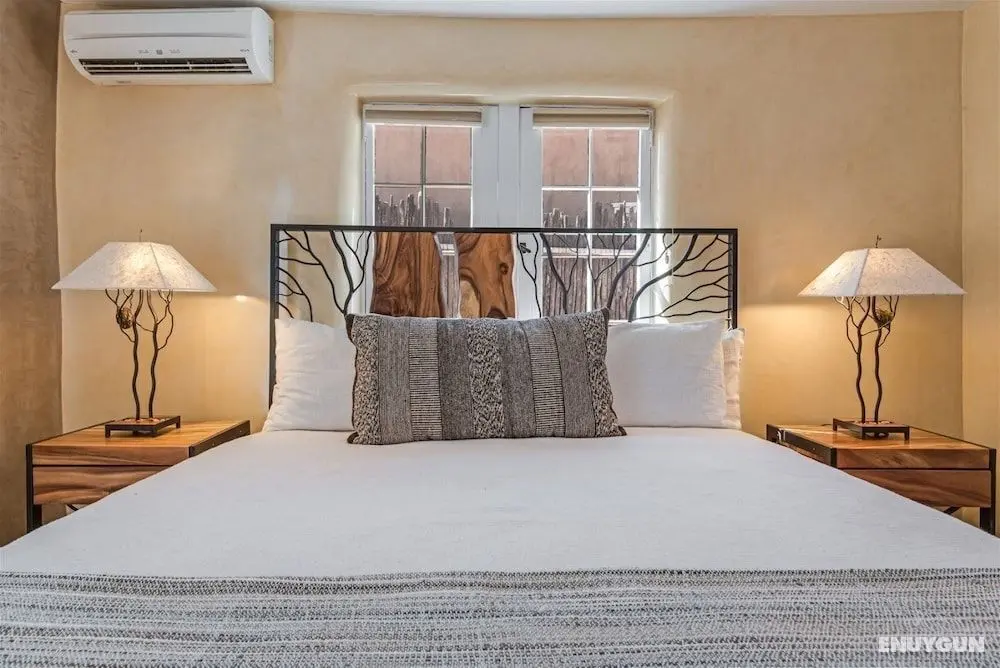 Paloma - Historic Adobe One Block to Canyon Road, Five Blocks to The Plaza, Gorgeous Furnishings, Fireplace, Hot Tub - Oda