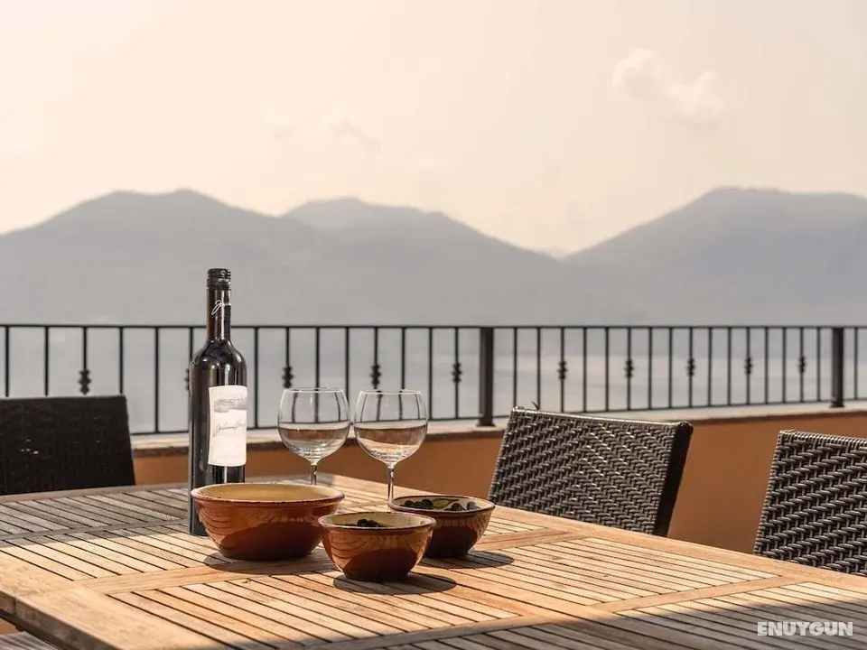 Panoramic House in a Residence Upon the Green Hills Overlooking Lake Maggiore - İç Mekan