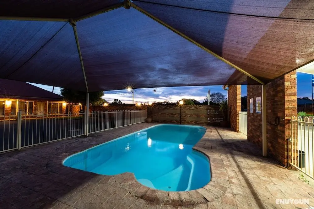 Parkes International Motor Inn - Havuz