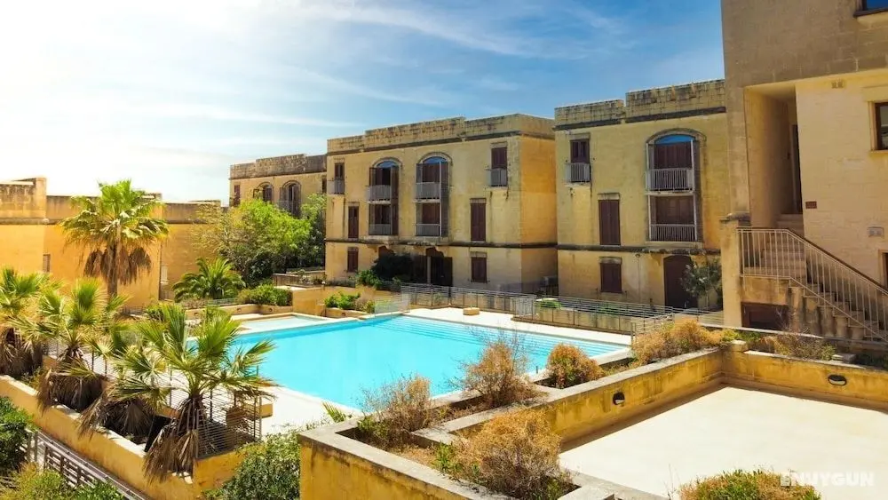 Peaceful Home With hot tub and 2 Communal Pools - Öne Çıkan Resim